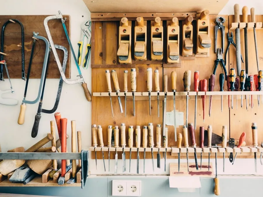 Mur d’outils rangés dans un atelier