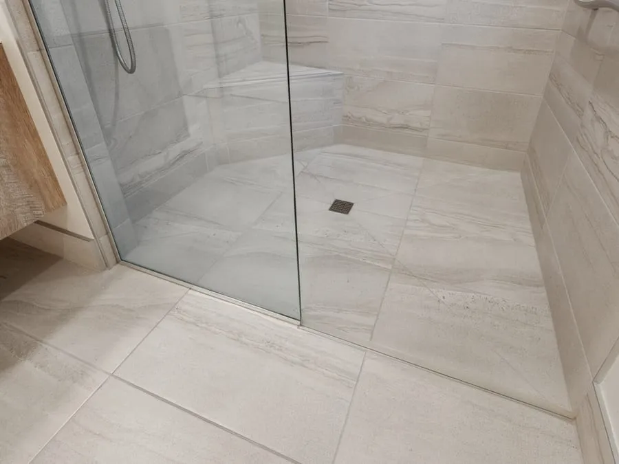 Douche terminée, carrelage posé